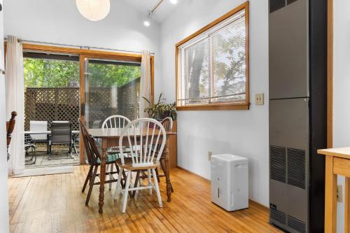 Удобства, Alluring home with full kitchen, furnished patio, washer/dryer & private yard in Otter Creek