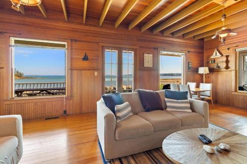 The Spruces, Crescent Beach waterfront 5-bedroom in South Thomaston