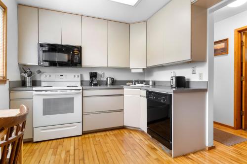 кухня, Alluring home with full kitchen, furnished patio, washer/dryer & private yard in Otter Creek