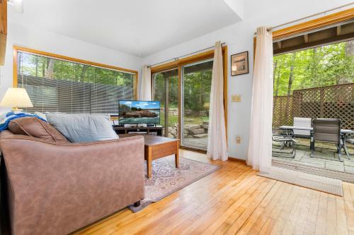 Удобства, Alluring home with full kitchen, furnished patio, washer/dryer & private yard in Otter Creek
