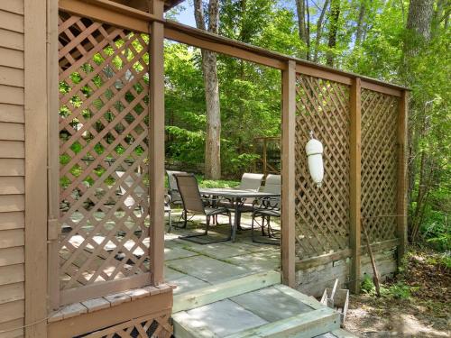 Удобства, Alluring home with full kitchen, furnished patio, washer/dryer & private yard in Otter Creek