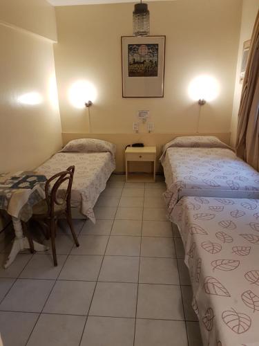 Twin Room image 4