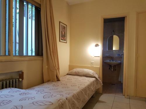 Twin Room image 5