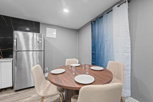 Classy and Chic 2BR Home near Galleria
