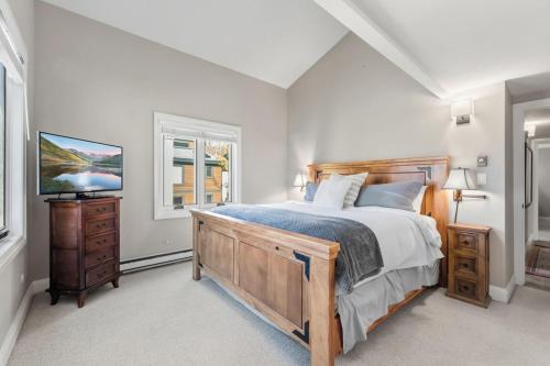 Timber Falls 4BR Penthouse Retreat with Views - image 4