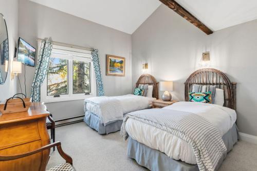 Timber Falls 4BR Penthouse Retreat with Views - image 3