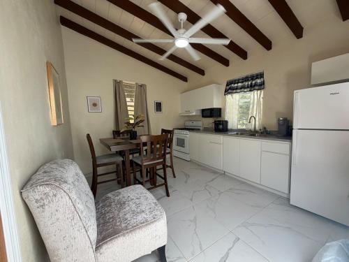 Villadeco Escape, Gated Cottage with Generator in Charlotte Amalie West