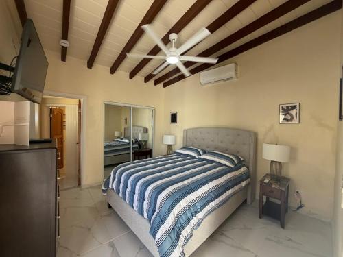 Villadeco Escape, Gated Cottage with Generator in Charlotte Amalie West