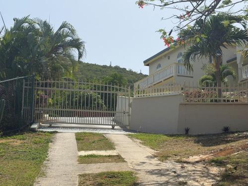 Villadeco Escape, Gated Cottage with Generator in Charlotte Amalie West