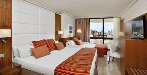 2 bedrooms, 6 beds