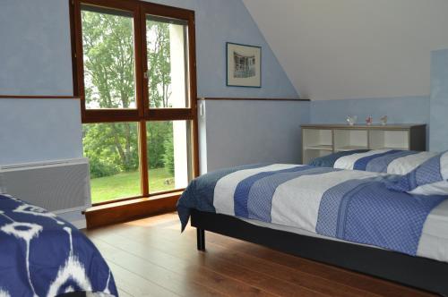 1 queen bed, 3 twin beds