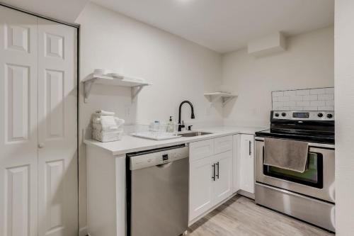 Light-Filled Garden-Level Apt Central Denver - image 3
