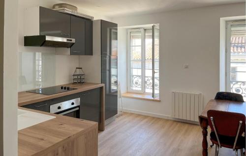 Cozy Apartment In Saint-Jean-D'angély With Wifi - Location saisonnière - Saint-Jean-d'Angély
