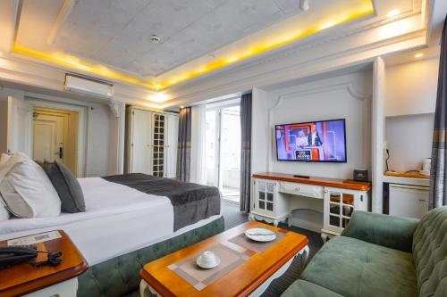 1 queen bed, 3 twin beds