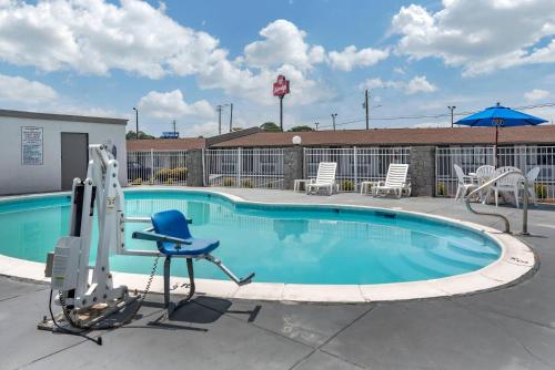 Úszómedence, Econo Lodge Oxford near Choccolocco Park in Oxford (Alabama)