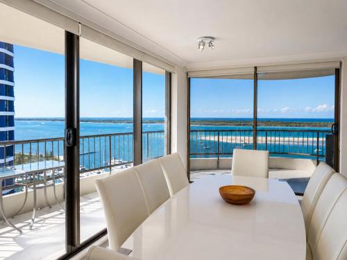 Broadwater Shores Waterfront Apartments - Gold Coast