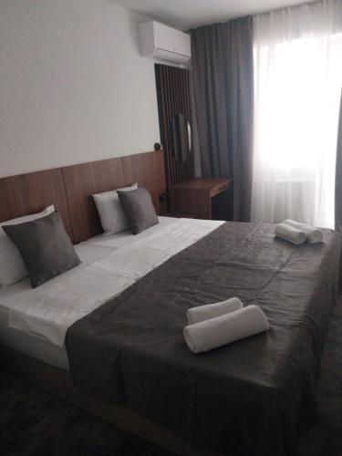 2 twin beds