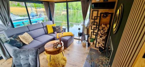 Design Hausboot am See bei Berlin mit Sauna und Kamin in Gross Koris