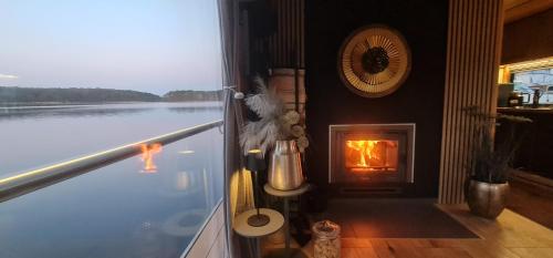 Design Hausboot am See bei Berlin mit Sauna und Kamin in Gross Koris