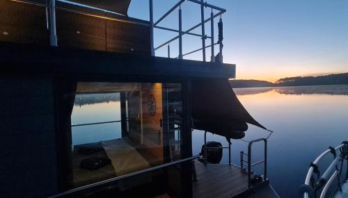 Design Hausboot am See bei Berlin mit Sauna und Kamin in Gross Koris
