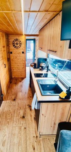 Design Hausboot am See bei Berlin mit Sauna und Kamin in Gross Koris