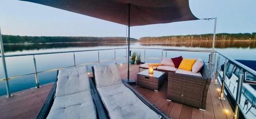 Design Hausboot am See bei Berlin mit Sauna und Kamin in Gross Koris