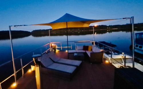 Design Hausboot am See bei Berlin mit Sauna und Kamin in Gross Koris
