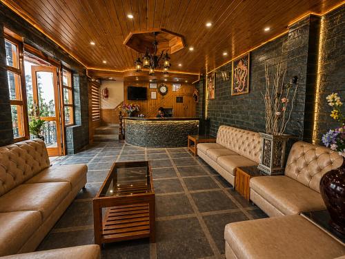 Hotel Hollywood Manali - Scenic River & Mountain View With Premium Rooms Near Mall Road in Manali
