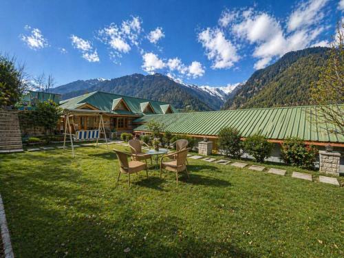 Hotel Hollywood Manali - Scenic River & Mountain View With Premium Rooms Near Mall Road in Manali