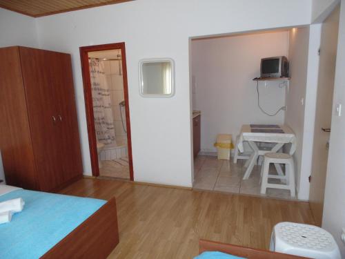 1 double bed, 1 twin bed