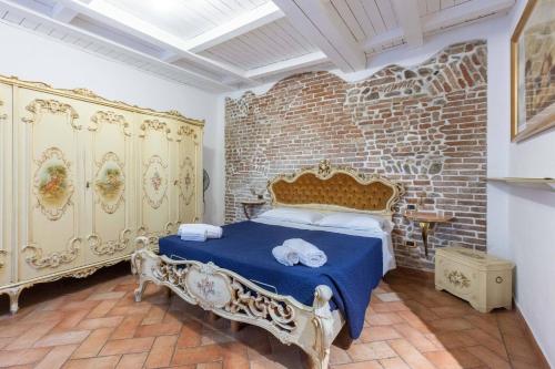De'Gombruti, Bologna by Short Holidays