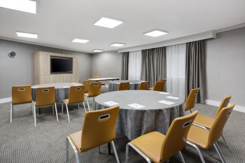 Jurys Inn Hinckley Island - image 9