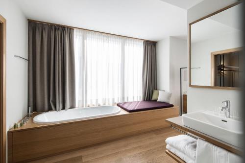 room detail thumbnail 2