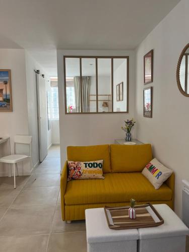 Studio rénové au coeur du centre ville de la londe les maures