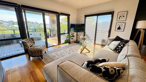 Coastal Tones - Designer Beach house - Pets Welcome - Huge Yard - Walk to Beach - Phillip Island
