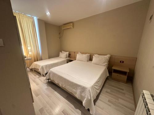 1 king bed, 1 twin bed