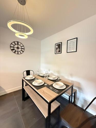 Garden Relaxation, Fast City Centre Access, Secure Free Parking in 戴布魯克