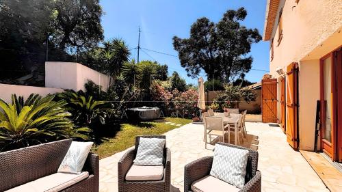 Oprema, Villa Mitoyenne authentique avec Jacuzzi et Jardin - PALMAZUR VACANCES in Mandelieu-la-Napoule Center