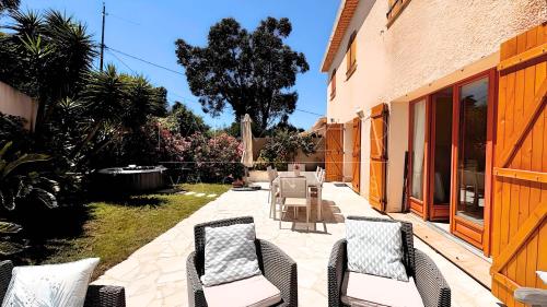 Oprema, Villa Mitoyenne authentique avec Jacuzzi et Jardin - PALMAZUR VACANCES in Mandelieu-la-Napoule Center