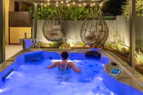Luxury Garden Suite with Private Heated jacuzzi