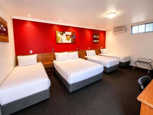 1 queen bed, 2 twin beds