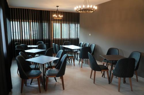 ห้องส่วนกลางสำหรับนั่งเล่น/ดูทีวี, ER Suites & Wine in เปเจ