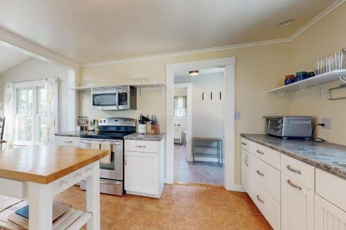 köök, Beautiful Retreat | Home Office | Walk 5 MInutes to Main Street in Wiscasset