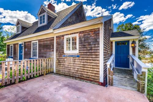 Hotelli välisilme, Elegant home right in town with gorgeous water view, deck & interior in Wiscasset