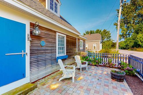 Hotelli välisilme, Elegant home right in town with gorgeous water view, deck & interior in Wiscasset