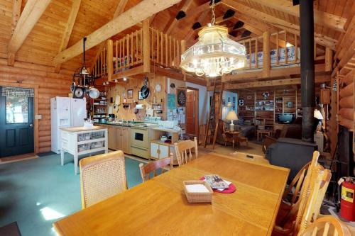 Iekārtas, Dog-Friendly Lakefront Log Cabin with Peaceful Atmosphere, Dock & Boat Launch in Džekmena (ME)