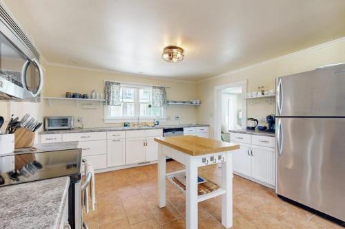 köök, Beautiful Retreat | Home Office | Walk 5 MInutes to Main Street in Wiscasset