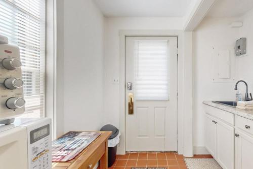 Downtown, ground floor studio near the ocean w/patio, outdoor dining area & more in Wiscasset