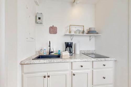 köök, Downtown, ground floor studio near the ocean w/patio, outdoor dining area & more in Wiscasset