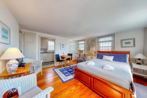 Lovely studio w/full kitchen/free WiFi- next to river/antique shops/restaurants in Wiscasset